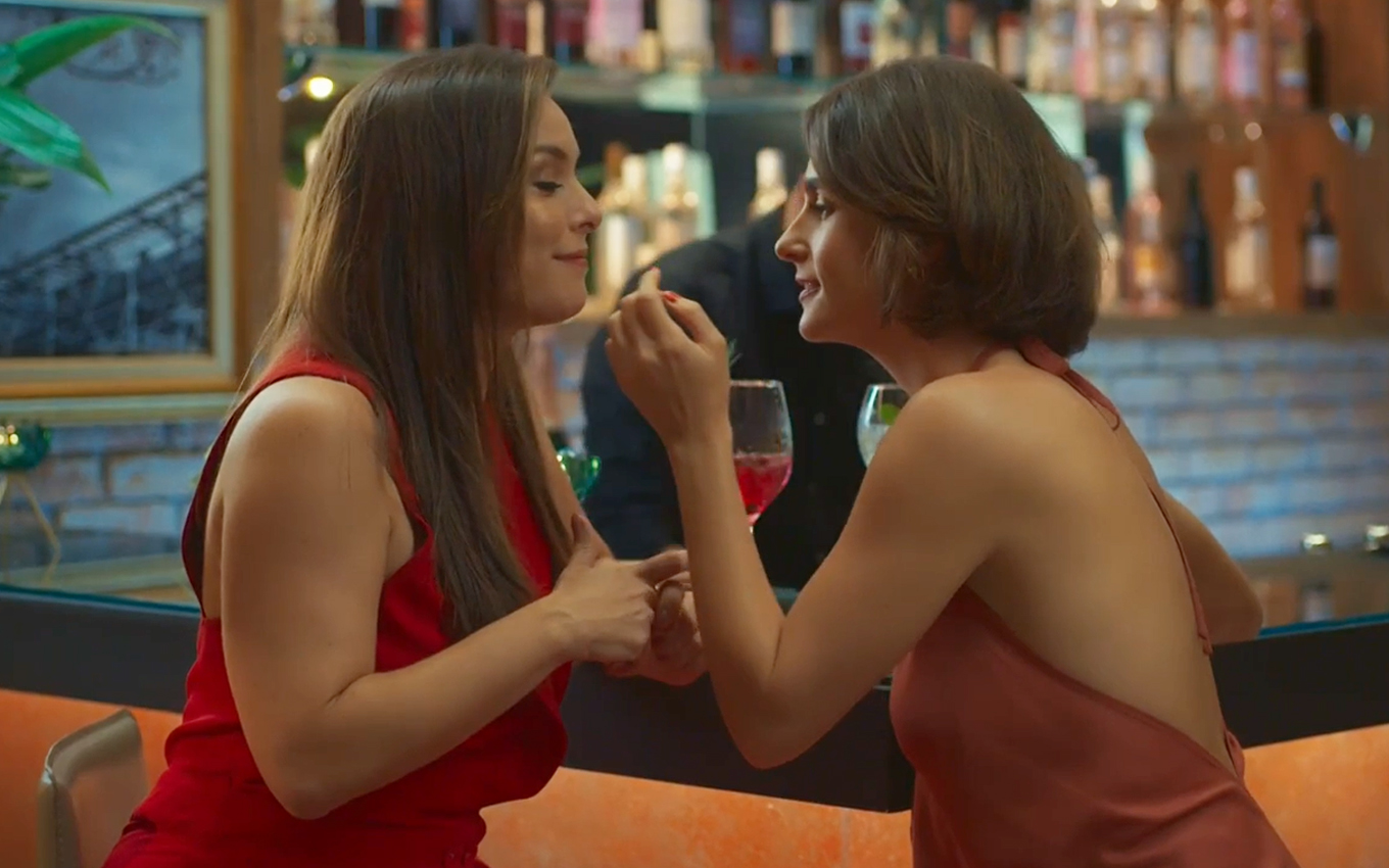 Globo pode tomar nova atitude polêmica com beijo de Clara e Helena em Vai na Fé