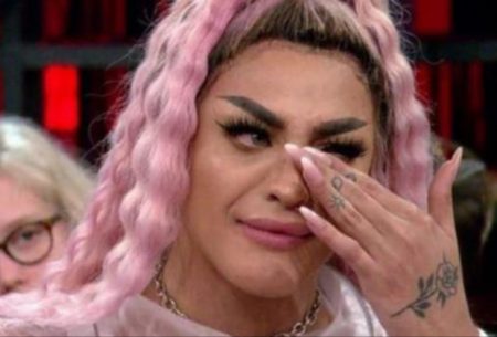 Abalada, Pabllo Vittar fica aos prantos e faz desabafo durante show