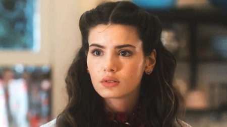 Estrela de Amor Perfeito, Camila Queiroz é cotada para novela em concorrente da Globo