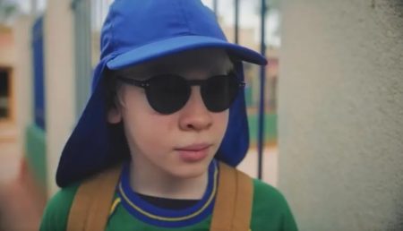 Ator albino de Terra e Paixão fala sobre apoio nos bastidores com cenas polêmicas