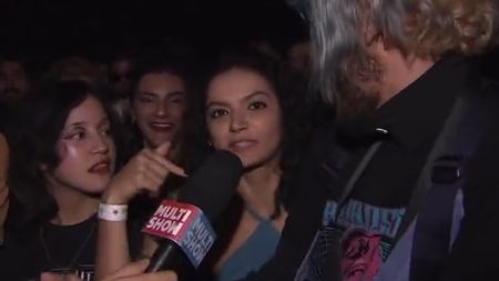 Repórter do Multishow é acusado ao vivo de atitude polêmica em show e fica sem graça