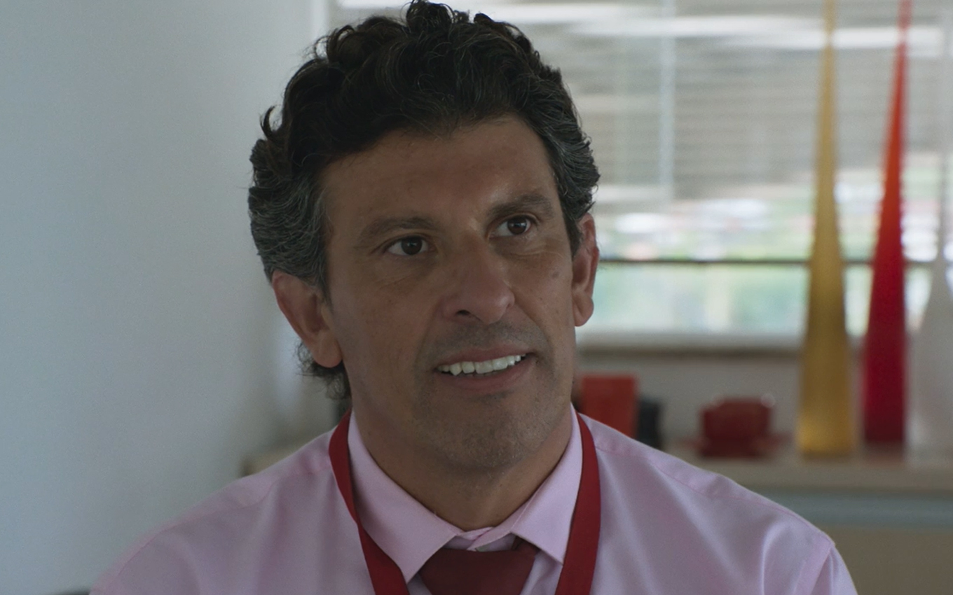Milhem Cortaz aparece completamente sem roupa em nova série da Globo