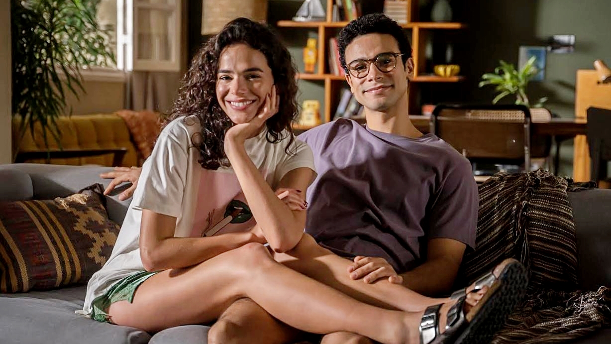Bruna Marquezine e Sérgio Malheiros protagonizam trabalho fora da Globo