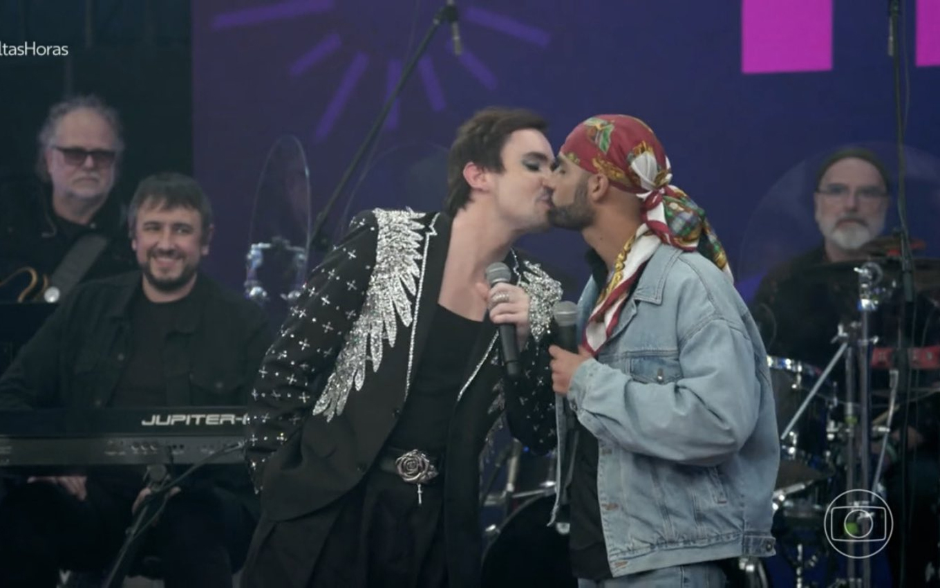 Após censura em Vai na Fé, beijo gay no Altas Horas chama a atenção e Globo é acusada