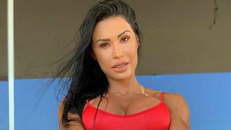 Gracyanne Barbosa se pronuncia após ser detonada por comer alimento estragado