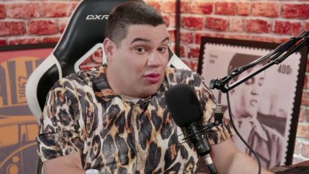 Eliminado de reality, influencer acusa Record de censurar beijo dele em outro homem