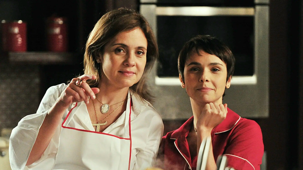 Após rivalidade em novela, Adriana Esteves e Débora Falabella tomam atitude juntas