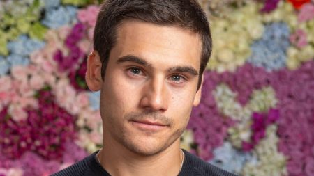 Primeira imagem de Nicolas Prattes como protagonista de nova novela da Globo é divulgada