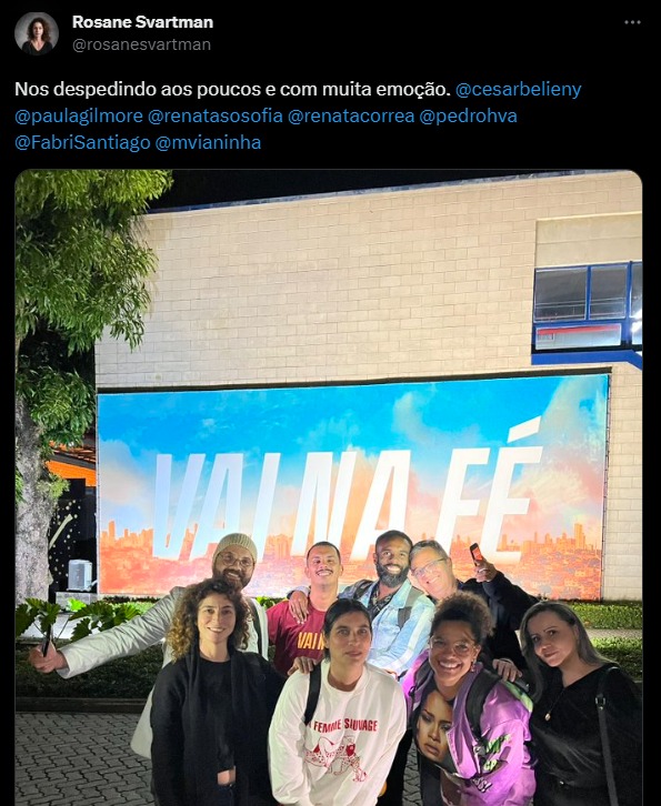 Autora de Vai na Fé com os colaboradores