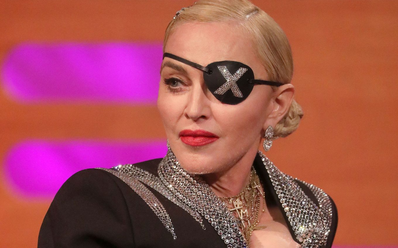 Madonna é internada às pressas e empresário anuncia decisão drástica com turnê