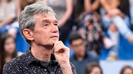 Serginho Groisman se emociona no Altas Horas com homenagem a músico