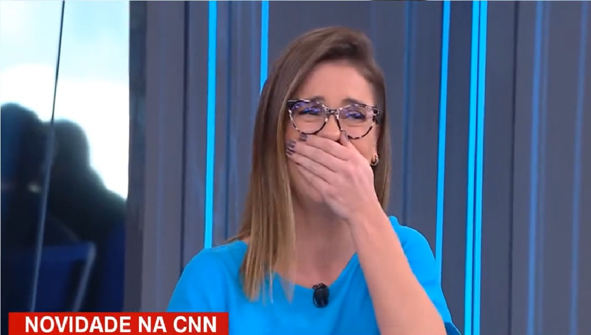 Comentarista tira a roupa na CNN Brasil e deixa Elisa Veeck chocada: “Tchau, tchau!”
