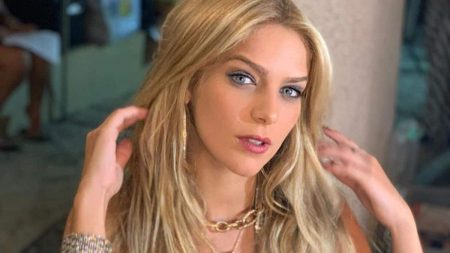Longe da TV, Isabella Santoni vê sucesso internacional de série e faz confissão sobre carreira