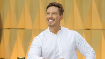 Jornalista deixa Gabriel Cartolano sem graça com cantada ao vivo no SBT