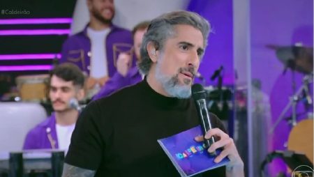 Marcos Mion não segura a emoção ao ver clone de Chorão na Globo