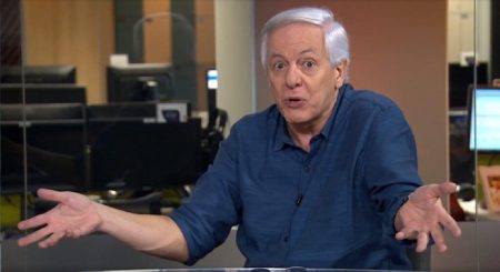 Milton Leite faz confusão, erra pênalti e deixa o público revoltado: “Meu Deus!”