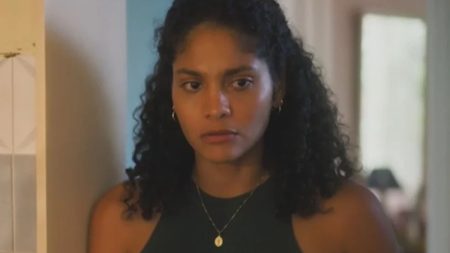 Terra e Paixão: Desesperada por dinheiro, Aline toma atitude ousada