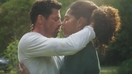 Terra e Paixão: Caio e Aline protagonizam cenas quentes na beira do rio