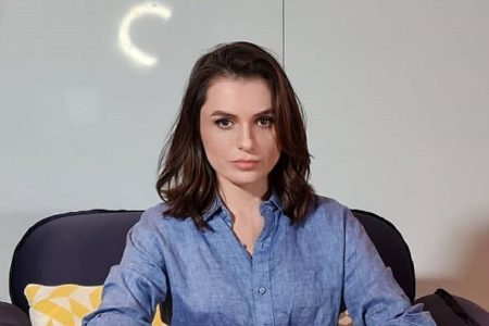 Monica Iozzi deixa elenco de Elas por Elas e expõe motivo; Globo busca substituta