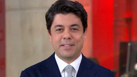 Âncoras da GloboNews fazem piada após cenário de telejornal causar polêmica