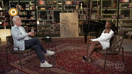 Clara Moneke cai na gargalhada após Pedro Bial explicar mistério por trás de atitude da Globo