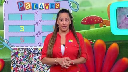 Galisteu, é você? Após treta com as irmãs, Silvia Abravanel apresenta programa de pijama