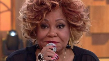 Avião com Alcione apresenta problema e cantora toma atitude diante de passageiros