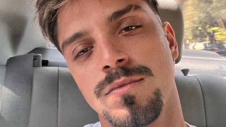 Rodrigo Simas causa alvoroço ao surgir sem roupa em público: “Nossa Senhora”