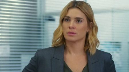 Carolina Dieckmann se emociona ao se despedir de Vai na Fé