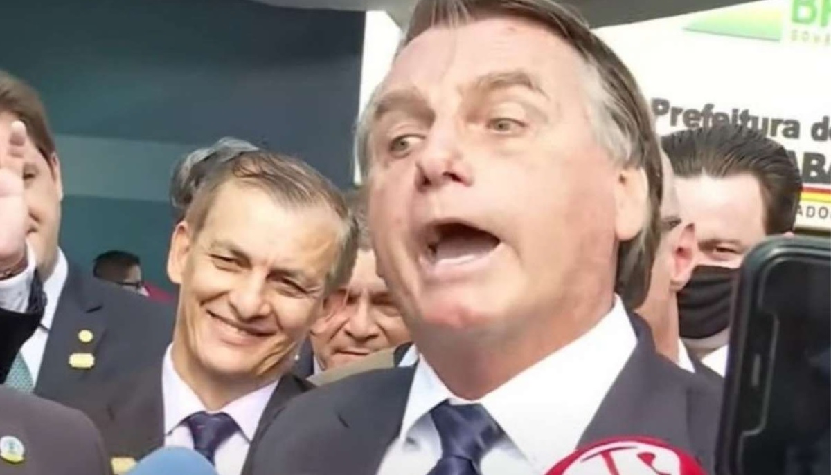 Castigo? Band bota repórter puxa-saco de Bolsonaro para repercutir escândalo das joias