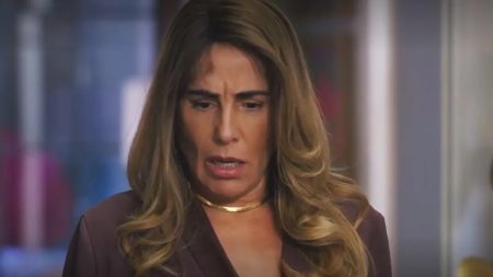 Terra e Paixão: Irene tem surto ao dar de cara com Agatha