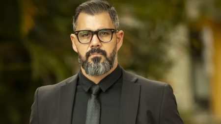 Vilão em novela, Juliano Cazarré detalha rotina intensa para trabalhar e cuidar dos cinco filhos