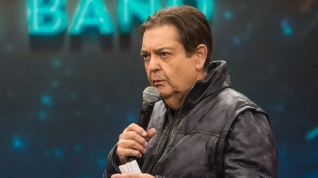 Em clima de emoção, Faustão dá alfinetada na Band e se despede com desabafo