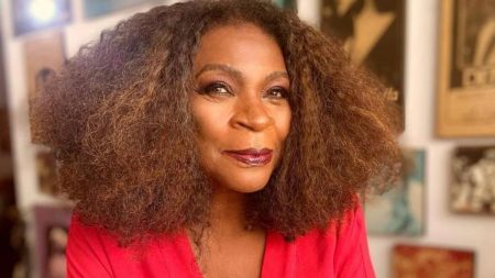 Aos 79 anos, Zezé Motta comenta etarismo e revela namoro