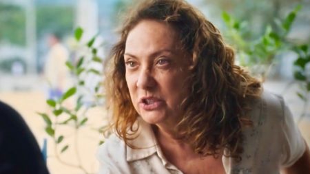 Terra e Paixão: Jussara flagra Agatha tendo atitude suspeita com Caio
