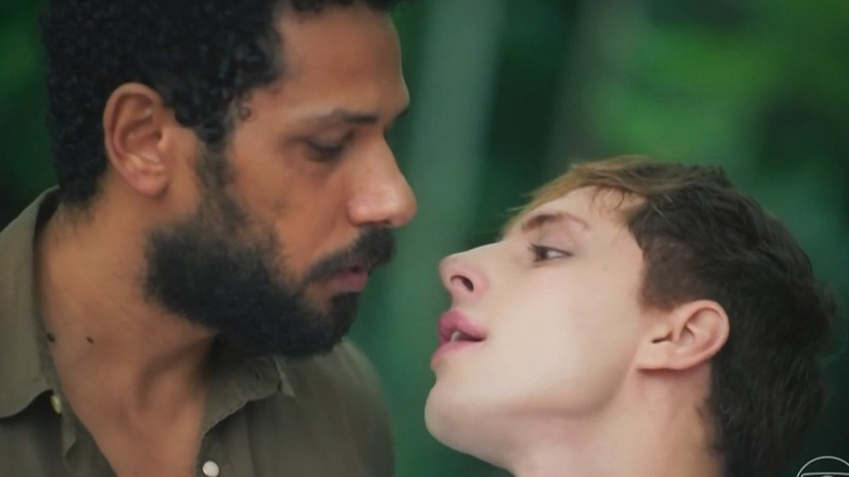 Terra e Paixão: Ramiro e Kelvin surgem aos beijos e motivo é revelado