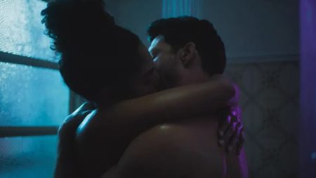 Terra e Paixão: Clima esquenta e Caio transa com Aline embaixo do chuveiro