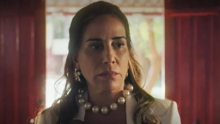 Terra e Paixão: Irene passa a perna no marido e entrega ouro à Aline