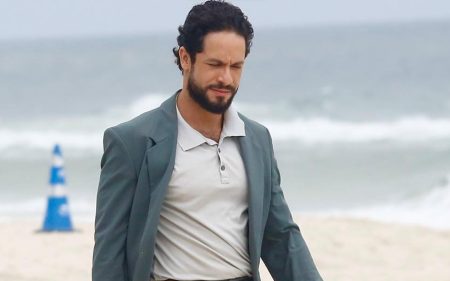 Terra e Paixão: Rainer Cadete aparece com pouca roupa gravando cenas da novela