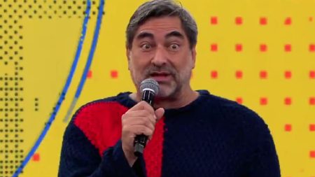 Zeca Camargo fica sem graça com pergunta sobre masturbação ao vivo na Band
