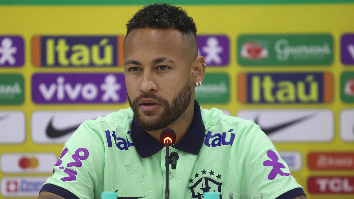 Após festa ser revelada, Neymar esquece que é famoso e rasga o verbo em público