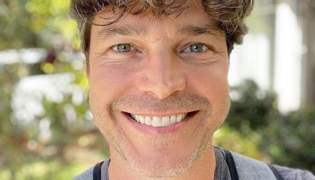 Ex-galã da Globo, Erik Marmo surge com o filho e semelhança chama a atenção