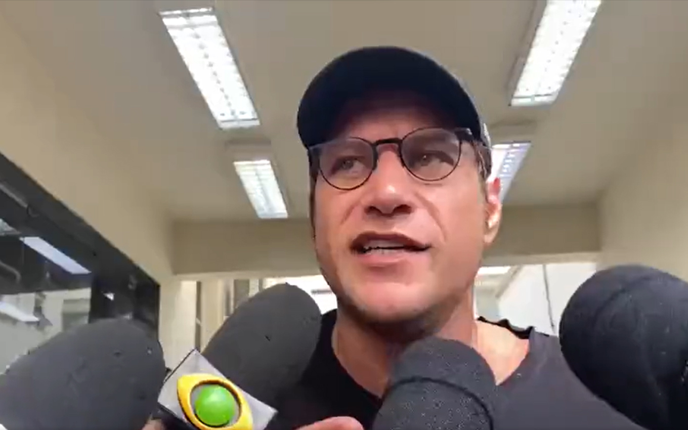 Diego Alemão deixa a delegacia após ser detido por posse de arma e dispara palavrões ao vivo na TV