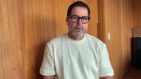 Murilo Benício se emociona na TV ao relembrar morte da mãe: “Vazio”