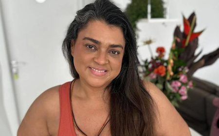 Preta Gil surge de lingerie e mostra bolsa de ileostomia pela primeira vez