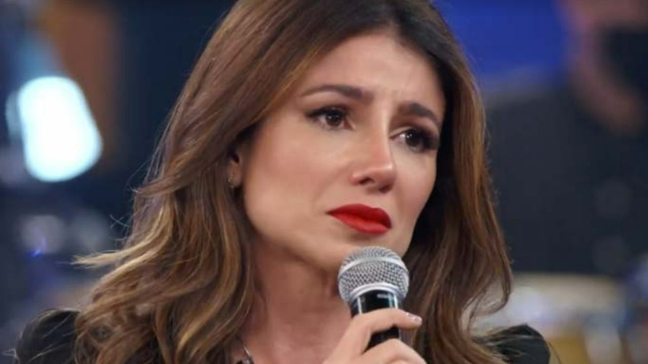 Após término, Paula Fernandes canta música de amor e internautas apontam tristeza