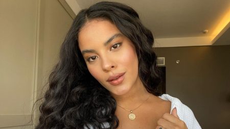 Após se encantar com a própria beleza, Bella Campos dá dicas de como ser gostosa