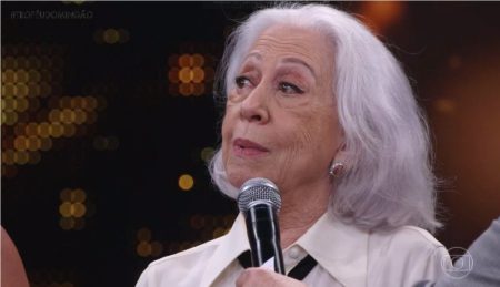 Atriz gera revolta entre brasileiros ao usar “Oscar de Fernanda Montenegro” em porta