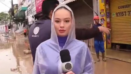 Homem joga lama em repórter da Record, que discute ao vivo: “Estúpido”