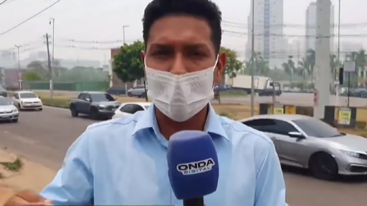 Repórter de Manaus surge de máscara, expõe dificuldade para respirar e faz apelo ao vivo